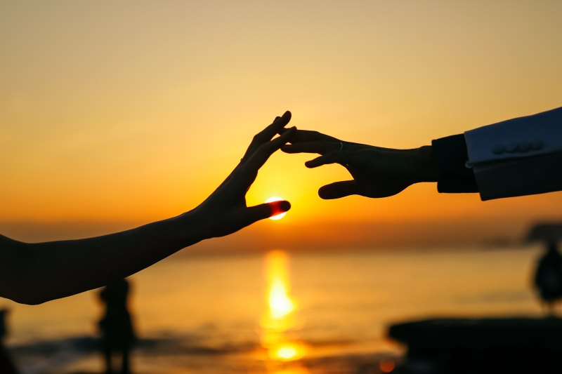 手と手を取り合って…