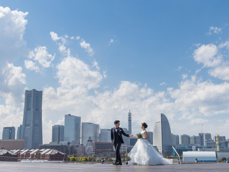 青空とドレスのコントラストが美しい日中撮影