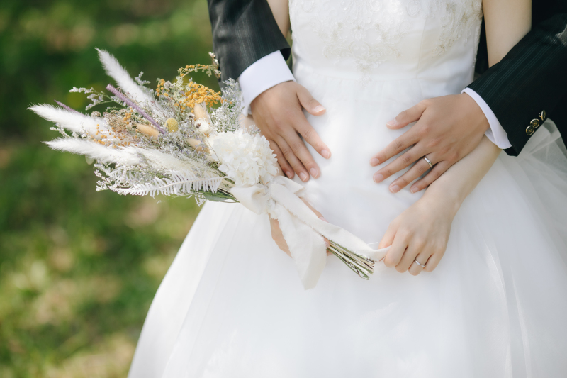 赤ちゃんと一緒に残す初めての家族写真。