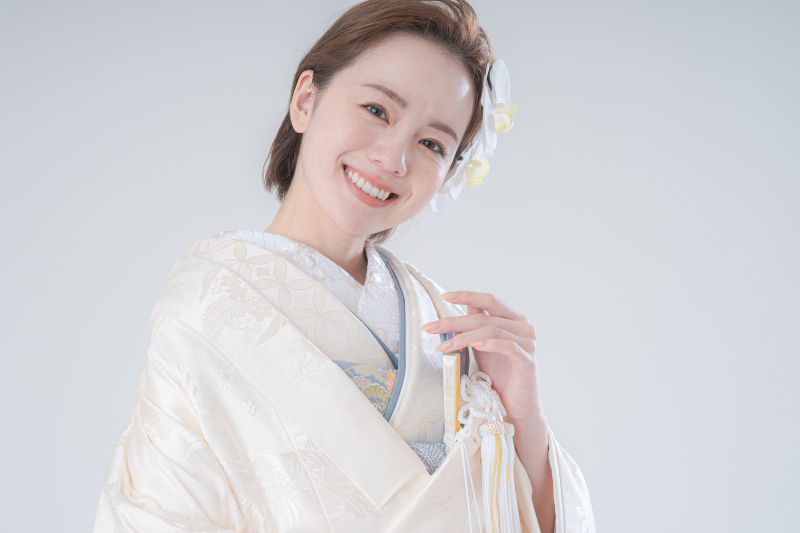 特別な白の装いに色掛下や刺繍襟を添えて