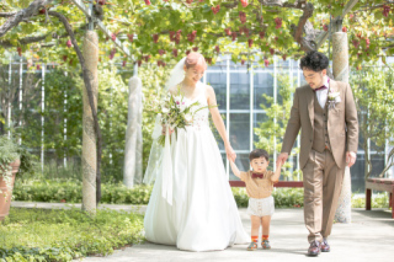 【家族と一緒に撮影】ロケーションフォト(洋装1着+新婦ヘアメイク+全データ)