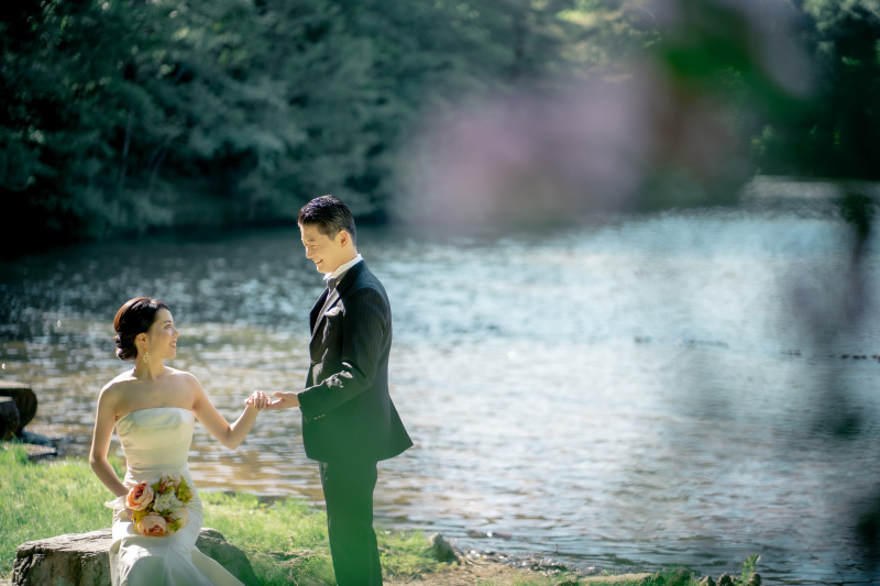 大きな池を背景に