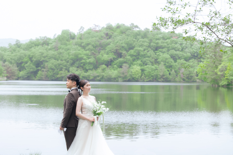 大きな池をバックに・・・