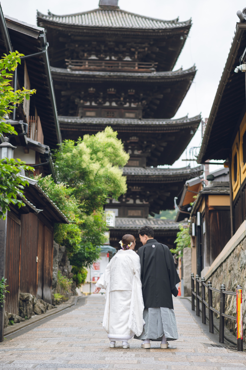 八坂の塔の前で