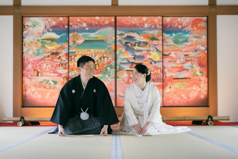 艶やかな襖絵と