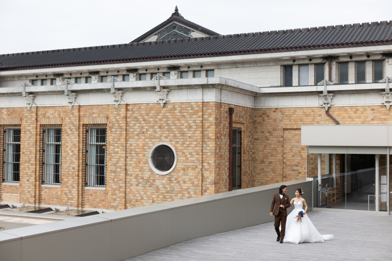 建物をバックに!