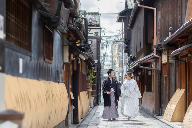 祇園の路地を歩きながら