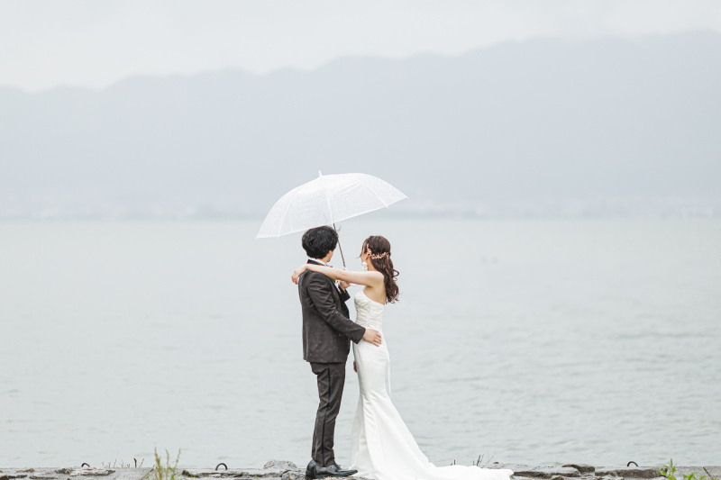 琵琶湖をバックに