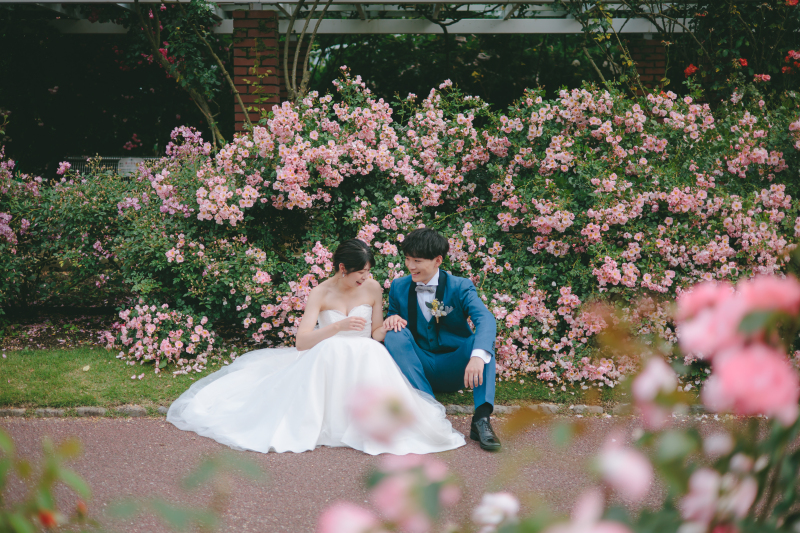 ピンクの花に囲まれながら