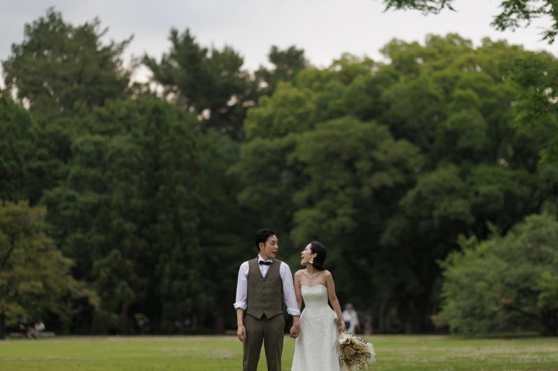 大きく開けた緑を背景に