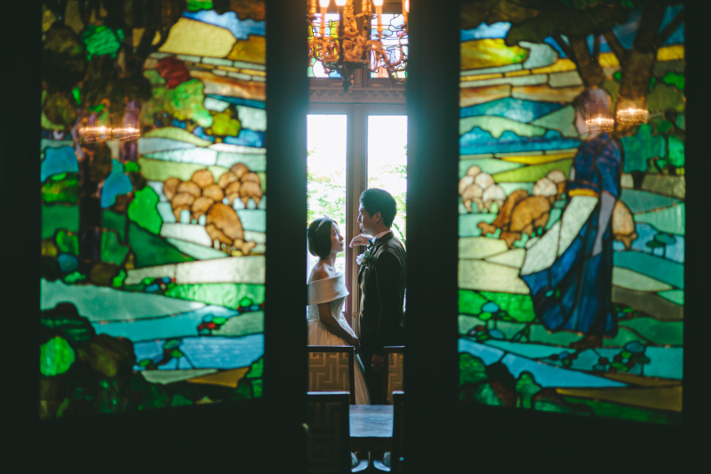 ステンドグラスの間から見えるのは‥？