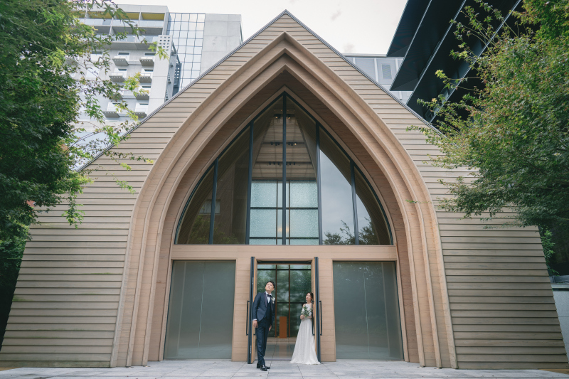 チャペルの前で