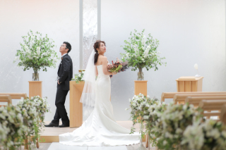 白を基調としたチャペルで