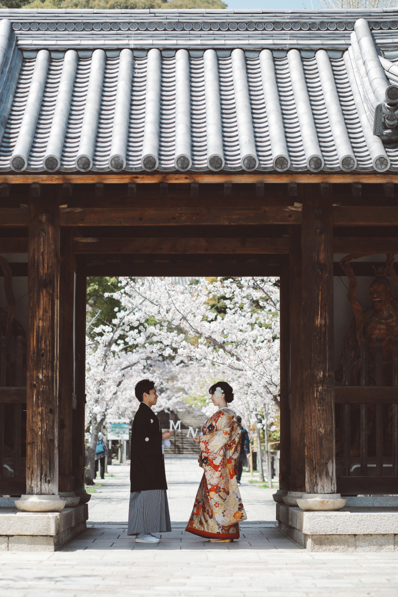 大きな門構えの下で