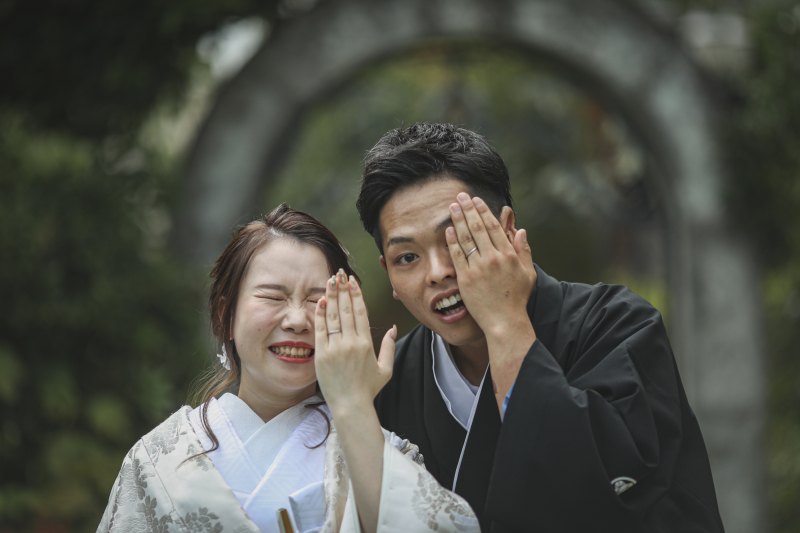 キラキラ光る指輪と満面の笑顔