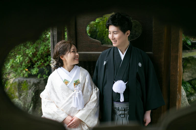 隙間からチラリッ