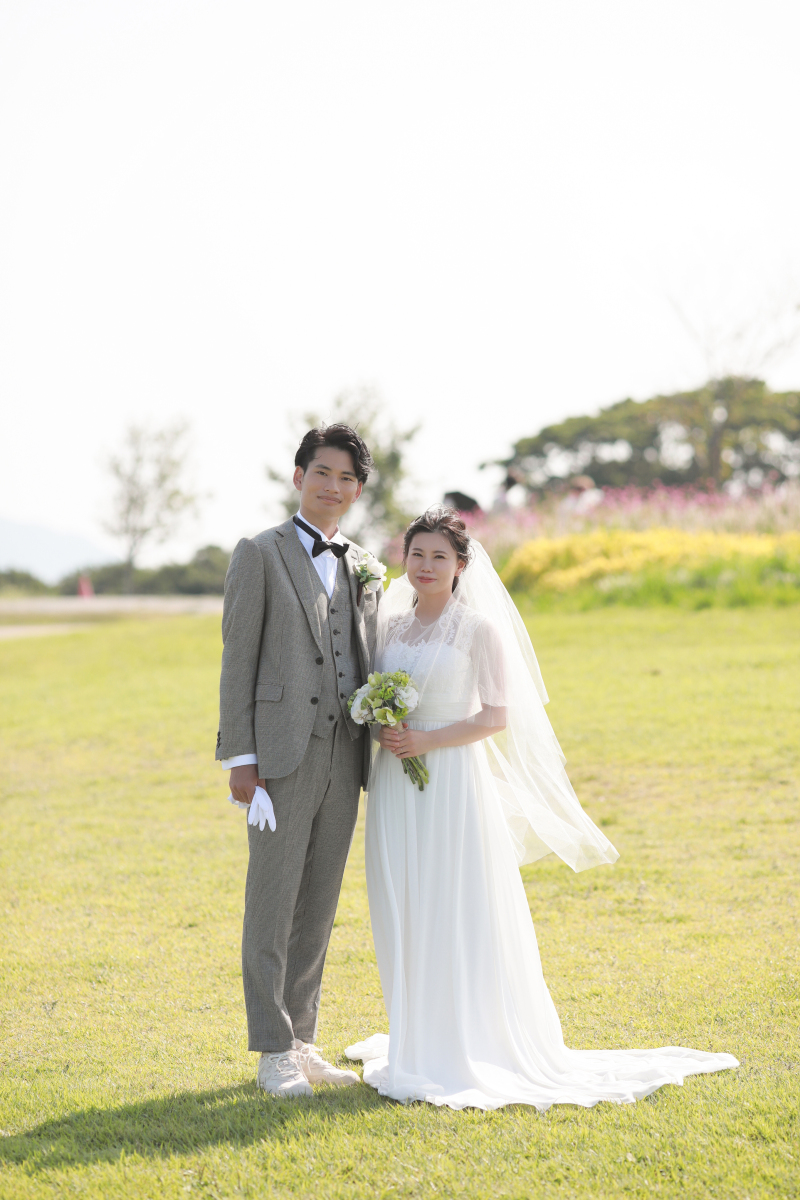 お花をバックに自然の中で