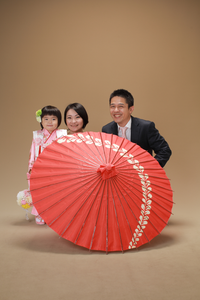 和装の番傘と一緒に