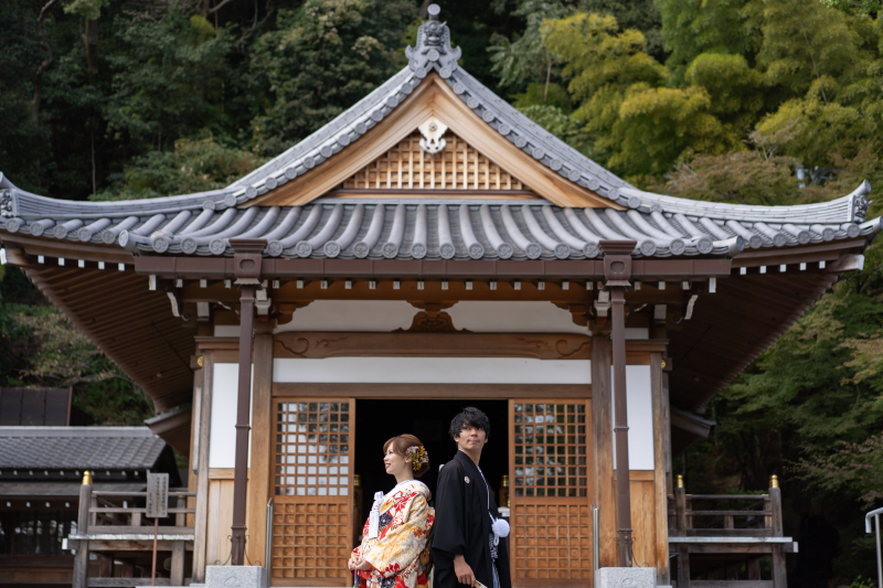 様々な建造物の前で