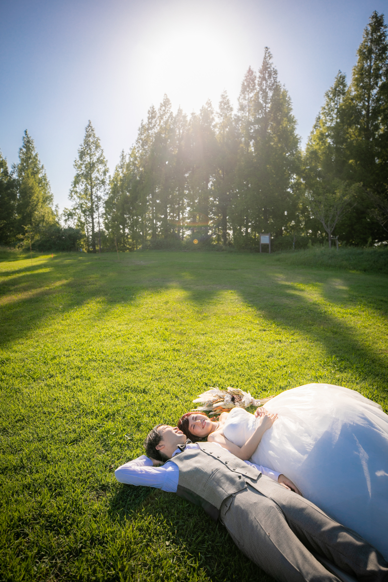芝生に寝転びながら