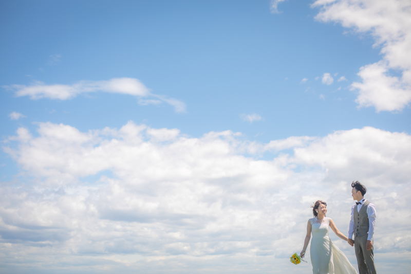 青い空のもとで