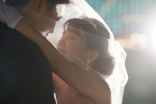 神戸の街並みをバックに