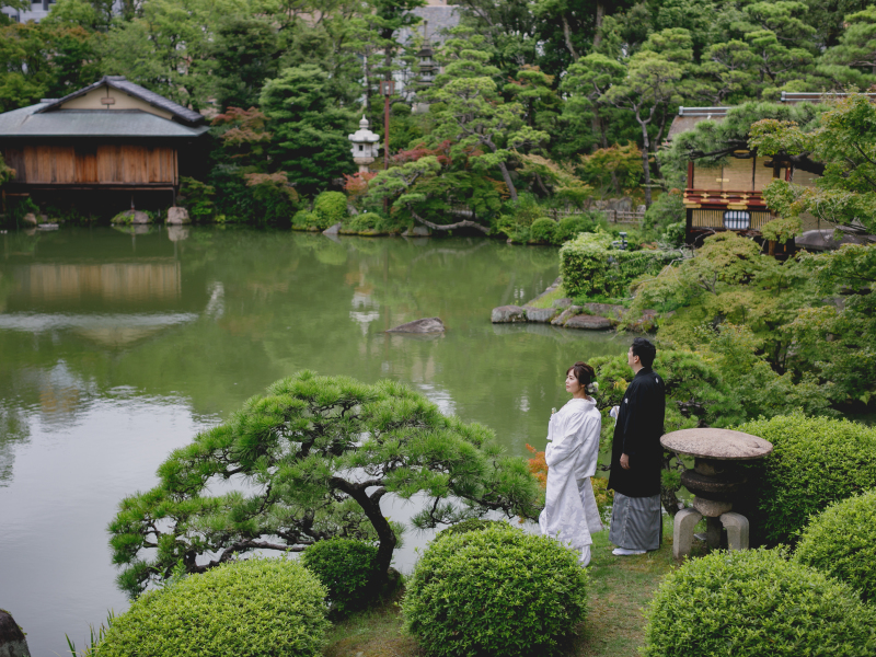歴史ある美しい庭園を背景に残す和装姿