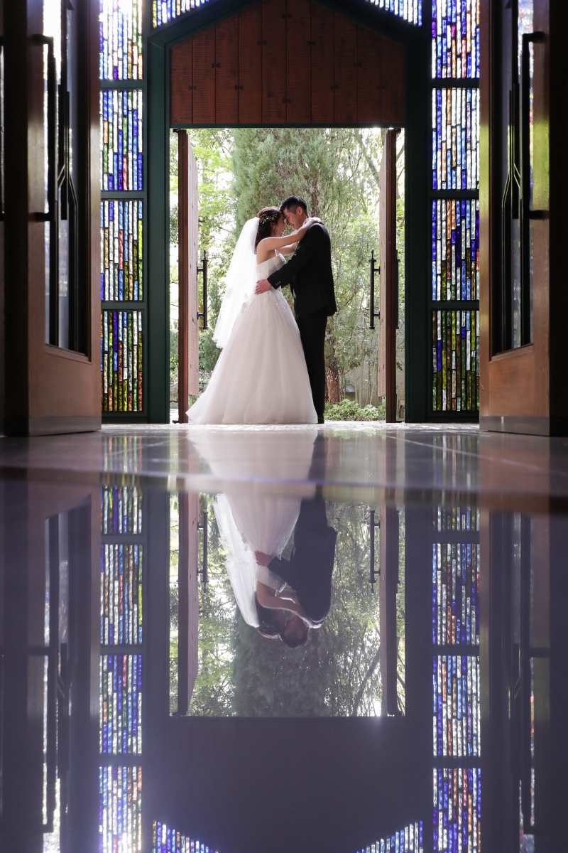 ステンドグラスのもとで。