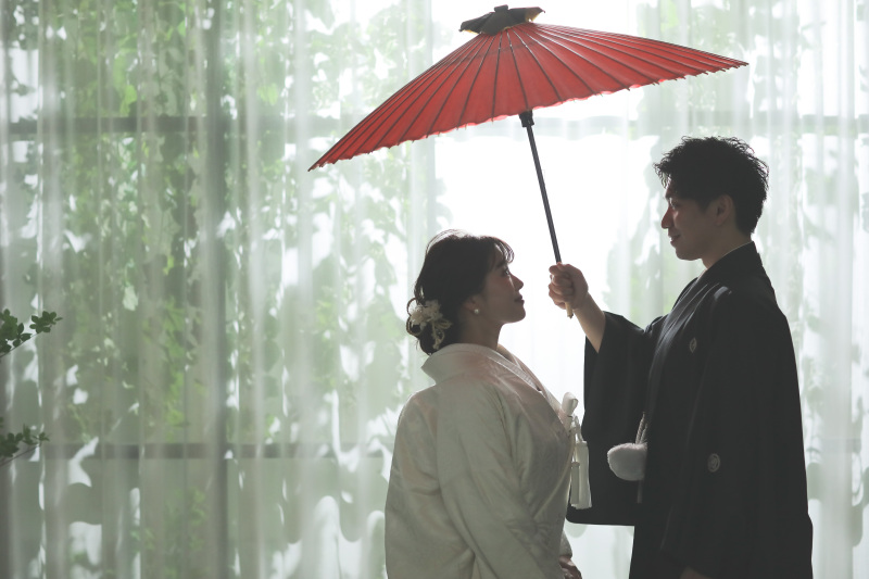 相合傘は新婦様に傾けて