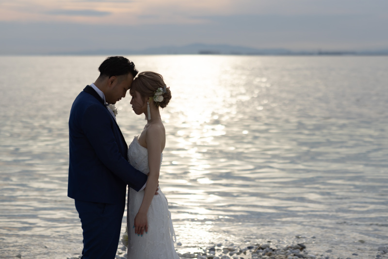 海をバックにカッコよく。