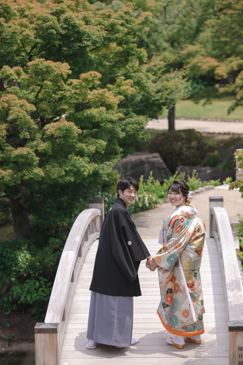 橋の上で並んで