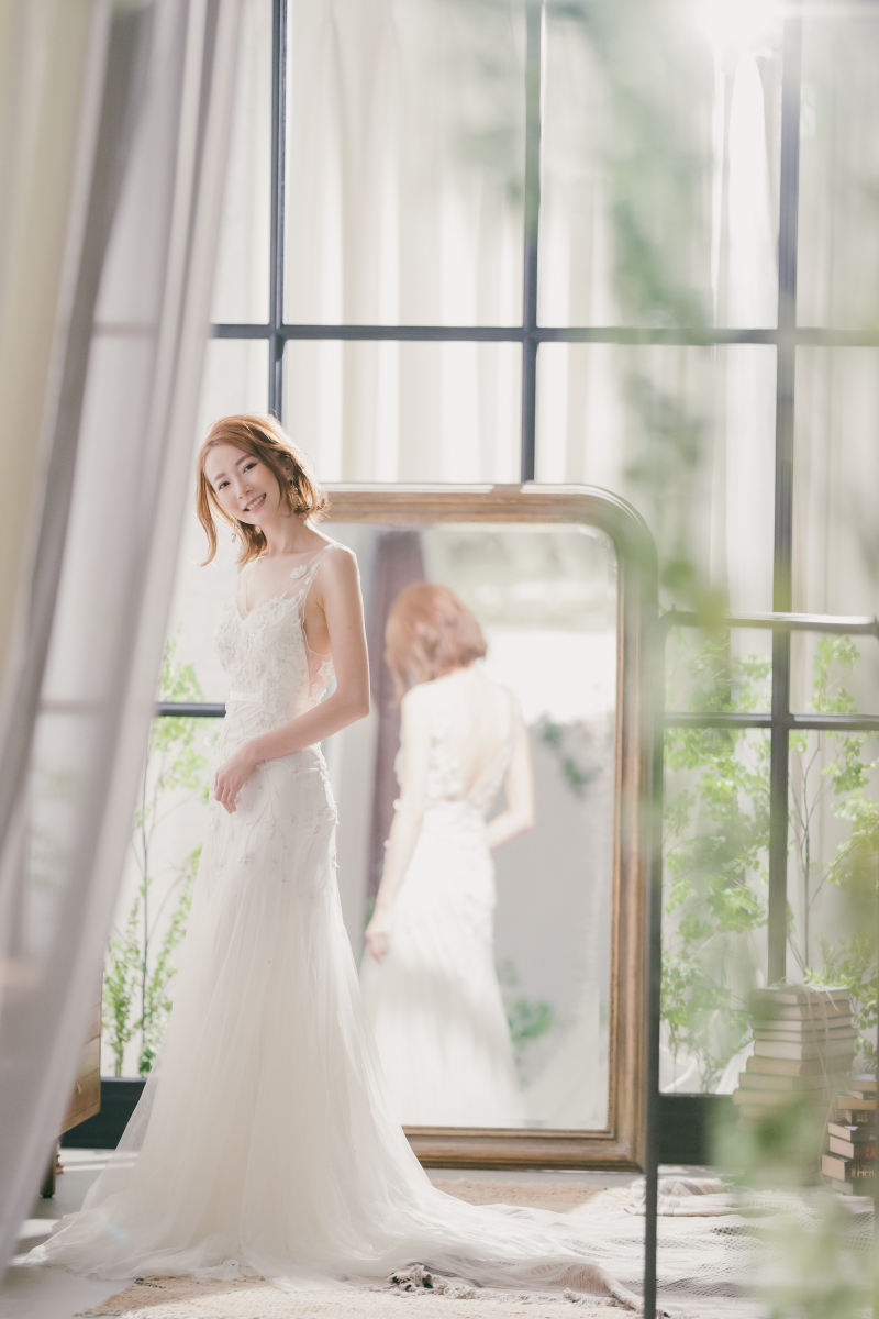 柔らかい光が差し込む巨大なアイアンの窓。