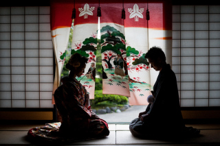 生まれ育った築百年の家からお嫁入り。花嫁のれんが彩る情景を前撮りで。※雑誌「日本の結婚式No.30」掲載写真。