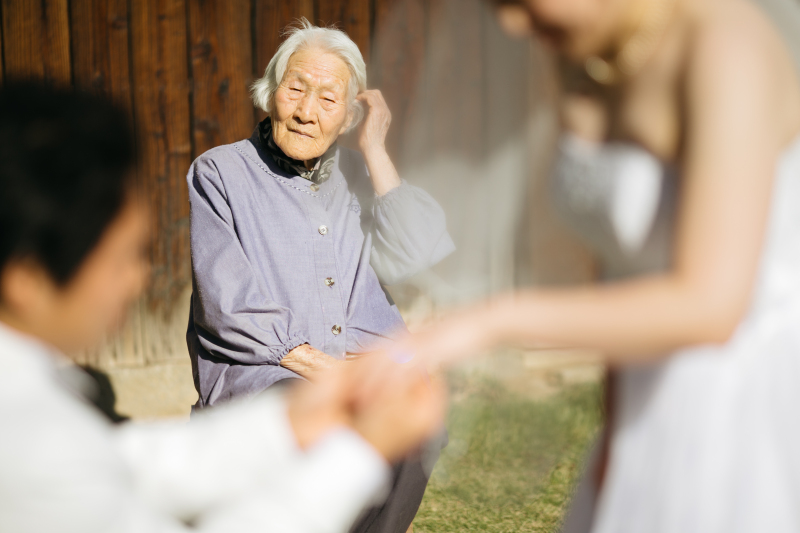 【家族と一緒に撮影】ロケーションフォト(洋装1着+新婦ヘアメイク+全データ)