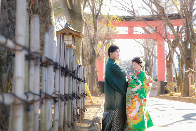 大宮・氷川参道鳥居をバッグに