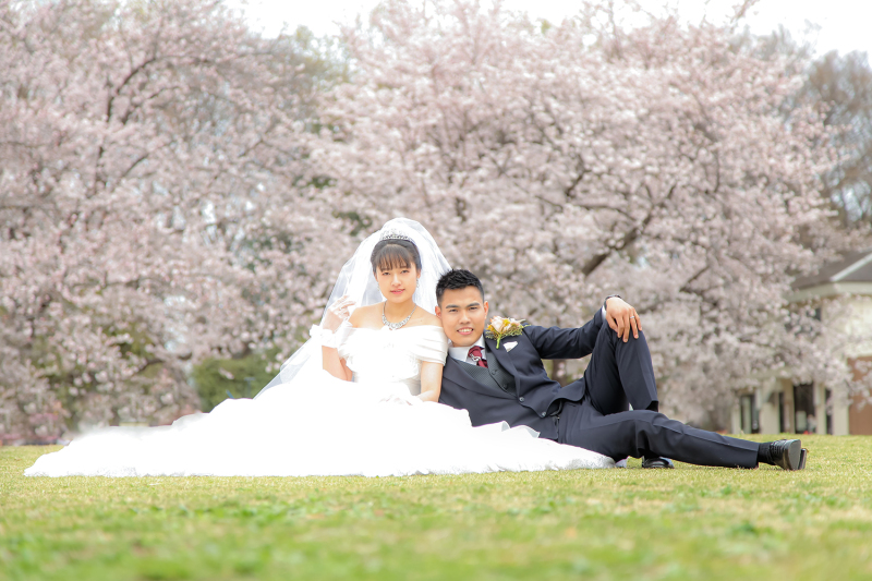 芝生の上でモデルさながらのショットです