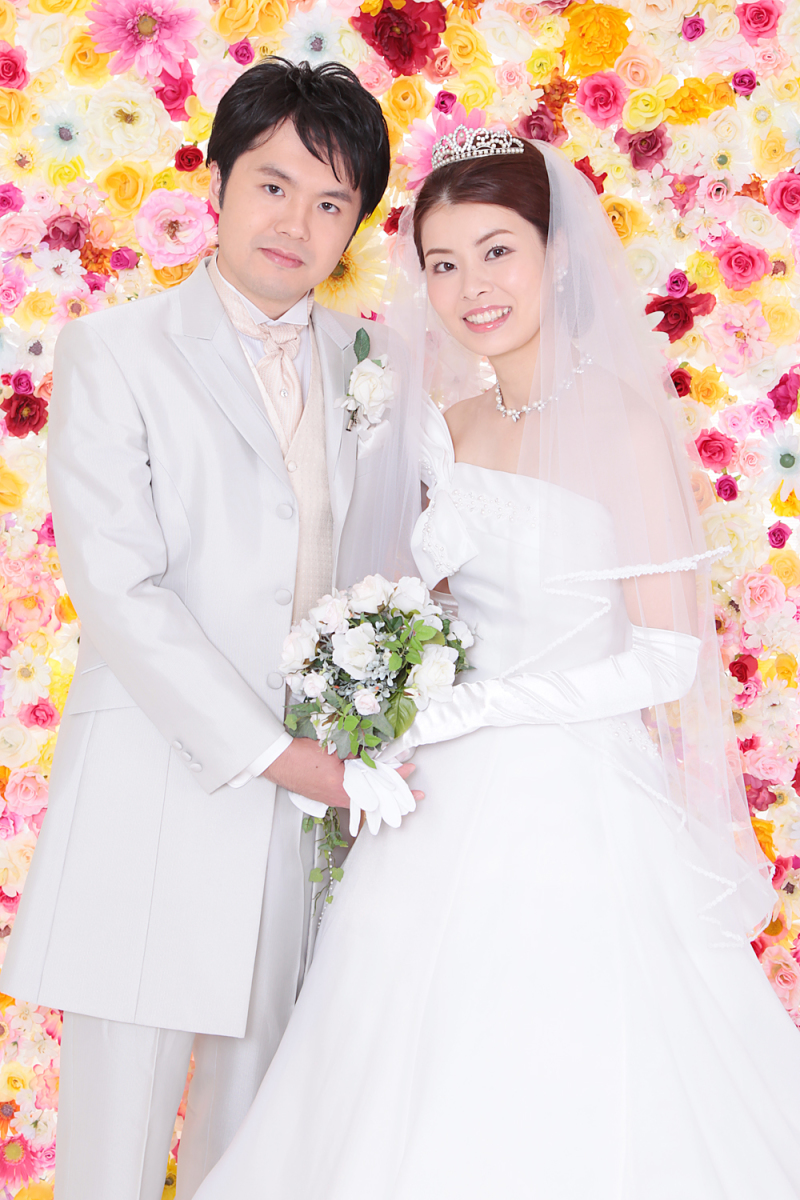 いっぱいの花をバックに