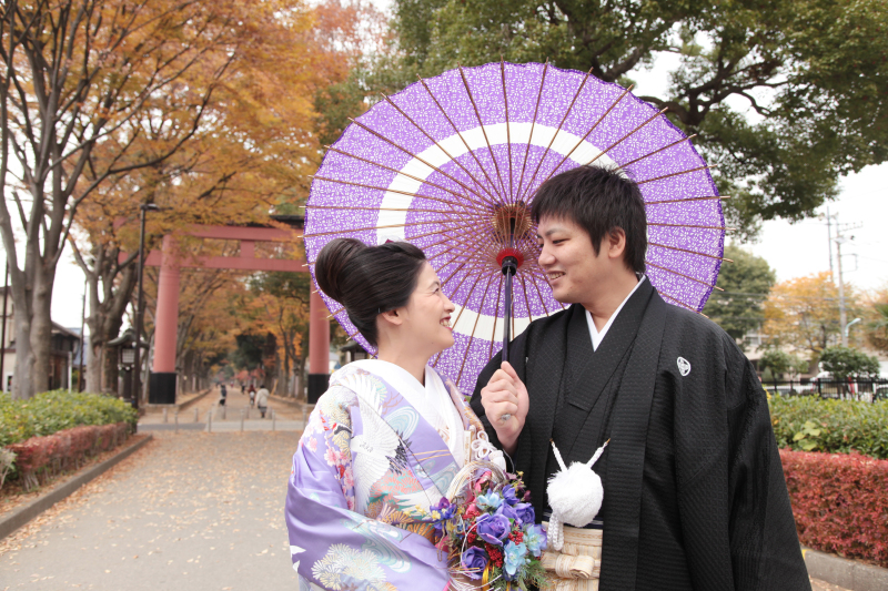 氷川参道の鳥居も紅葉に包まれます
