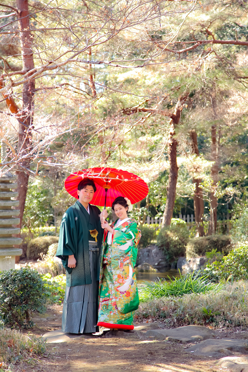 庭園内で番傘を持って