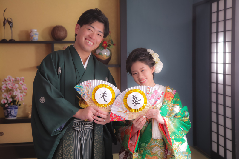 夫妻扇子で仲良しショット