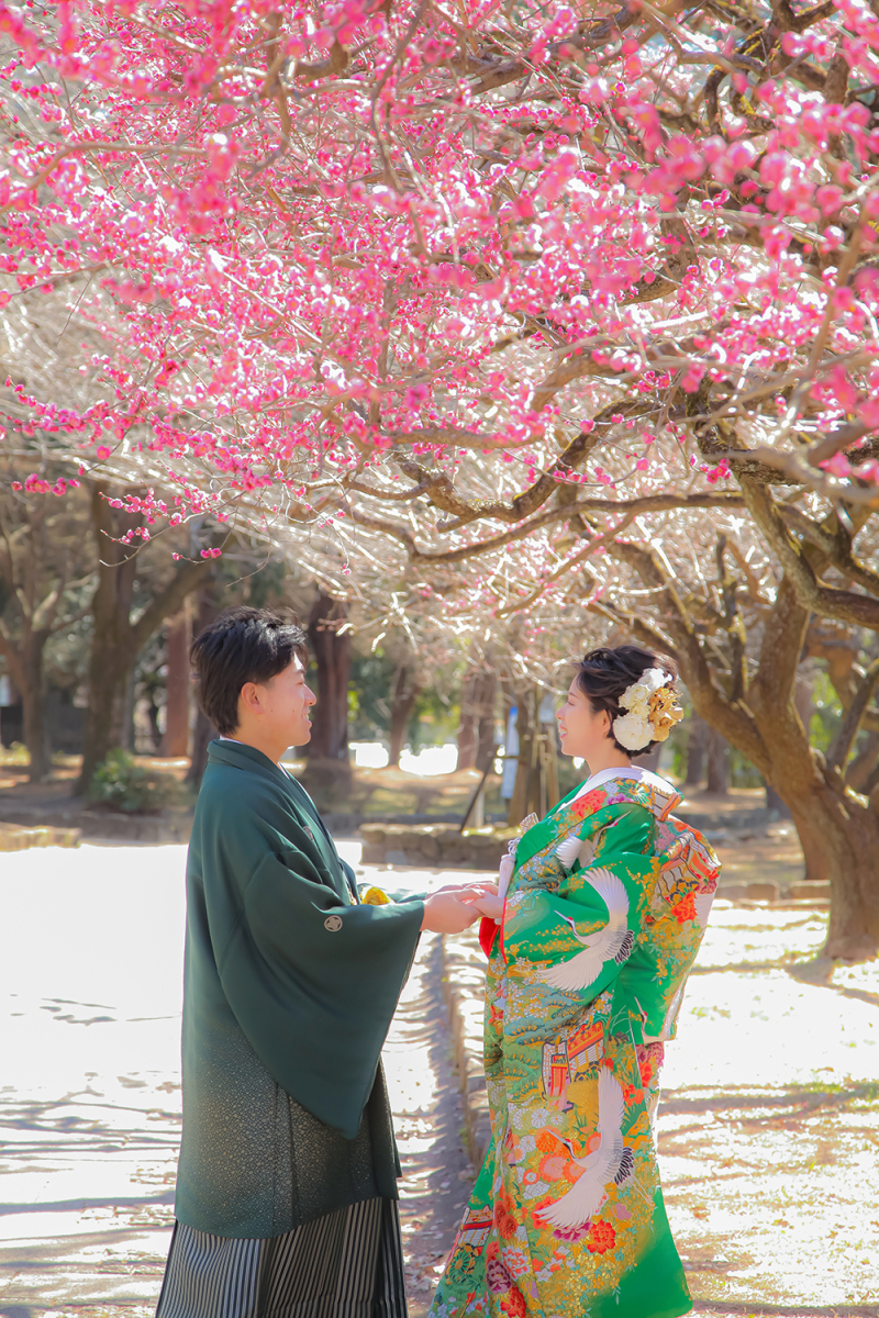 梅林の下で手を取り合って…