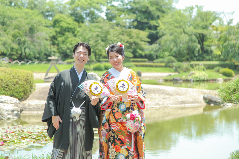 夫と妻の扇子で仲睦まじいお二人