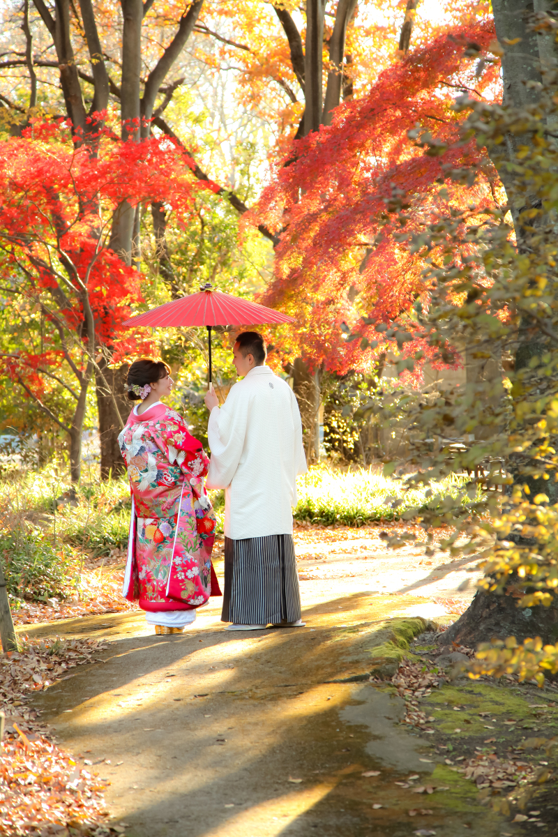 紅葉の中を散策（ロケーション）