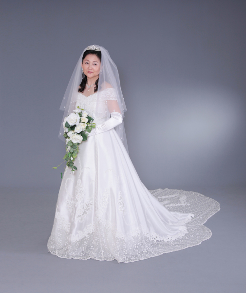 スタジオに戻ってウェディングドレスに！