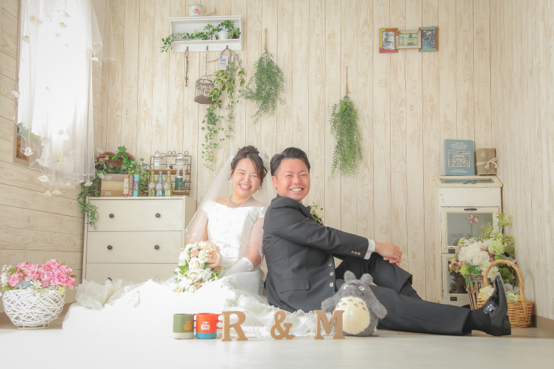 白ドレスでは二人の思い出の品と一緒に