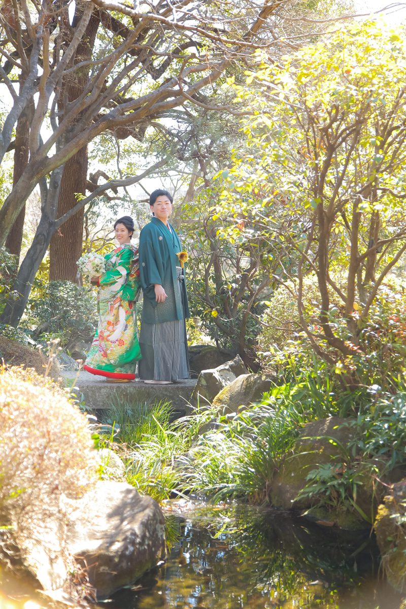 石橋の上で背合わせ