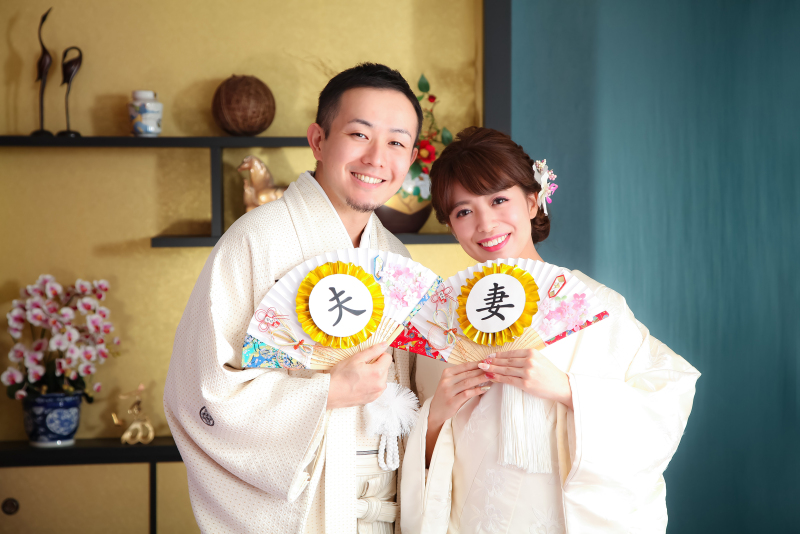 笑顔で夫妻扇子（スタジオ）