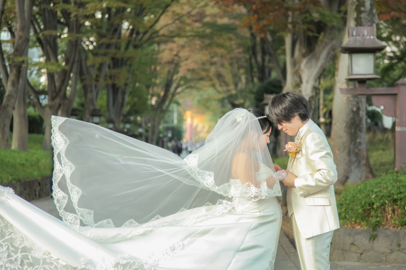 ドレスをふわっとさせておでこくっつけポーズ