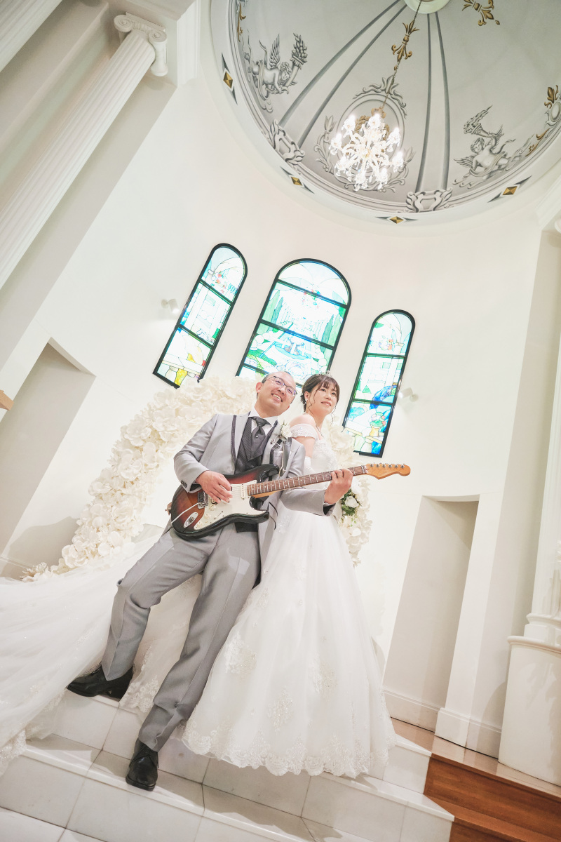 ギターを片手に決めポーズ！