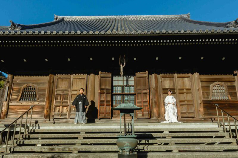 寺院を背景に